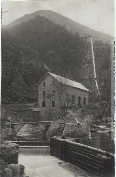 Vallée de l'Aude. 337. Route de Carcanières : usine de l'Aguzou et la grande chute. - Toulouse : maison Labouche frères, [entre 1900 et 1940]. - Photographie (1900/1940) - recto
